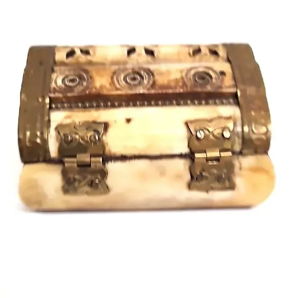 Vintage Ornate from India Tan Cream and Brass w/Felt Liner Trinket Box - Picture 6 of 9